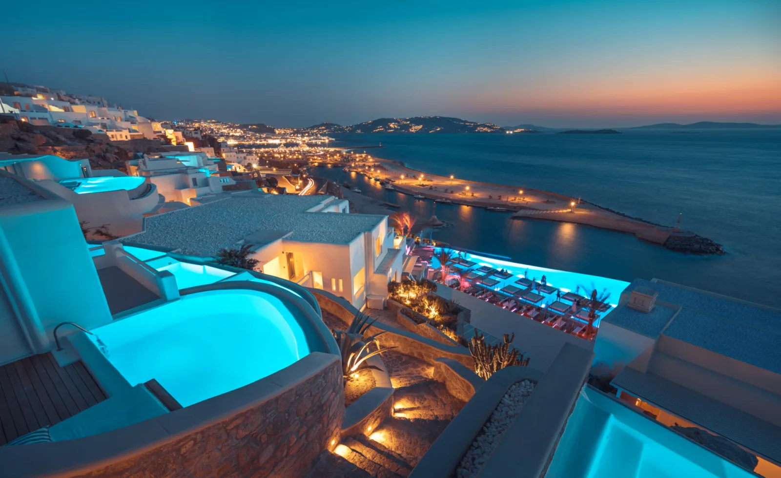 מלון Cavo Tagoo Mykonos עם הבריכה האינסופית האייקונית ונוף לים האגאי