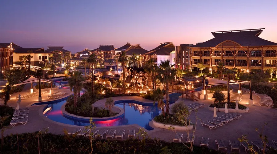 מלון Lapita Dubai Parks and Resorts — אדריכלות פולינזית עם גישה לפארקי השעשועים